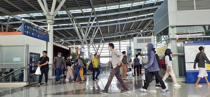 el atmósfera viajeros o mudik libanés o Pulang Kampung o idul Fitri momentos en tren estación bekasi. Oeste Java, Indonesia - abril 8 2024 foto