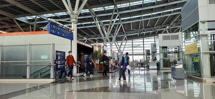 el atmósfera viajeros o mudik libanés o Pulang Kampung o idul Fitri momentos en tren estación bekasi. Oeste Java, Indonesia - abril 8 2024 foto