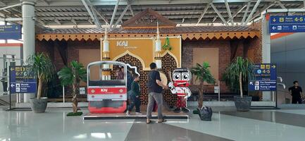 el atmósfera viajeros o mudik libanés o Pulang Kampung o idul Fitri momentos en tren estación bekasi. Oeste Java, Indonesia - abril 8 2024 foto