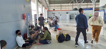 el atmósfera viajeros o mudik libanés o Pulang Kampung o idul Fitri momentos en tren estación bekasi. Oeste Java, Indonesia - abril 8 2024 foto