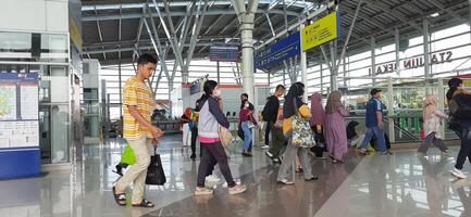 el atmósfera viajeros o mudik libanés o Pulang Kampung o idul Fitri momentos en tren estación bekasi. Oeste Java, Indonesia - abril 8 2024 foto