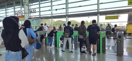 el atmósfera viajeros o mudik libanés o Pulang Kampung o idul Fitri momentos en tren estación bekasi. Oeste Java, Indonesia - abril 8 2024 foto