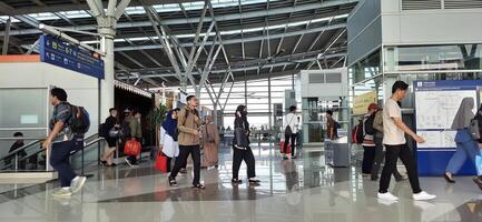 el atmósfera viajeros o mudik libanés o Pulang Kampung o idul Fitri momentos en tren estación bekasi. Oeste Java, Indonesia - abril 8 2024 foto