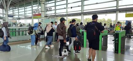 el atmósfera viajeros o mudik libanés o Pulang Kampung o idul Fitri momentos en tren estación bekasi. Oeste Java, Indonesia - abril 8 2024 foto