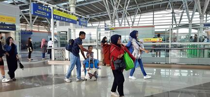 el atmósfera viajeros o mudik libanés o Pulang Kampung o idul Fitri momentos en tren estación bekasi. Oeste Java, Indonesia - abril 8 2024 foto