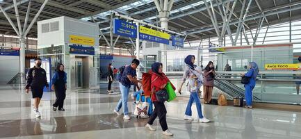 el atmósfera viajeros o mudik libanés o Pulang Kampung o idul Fitri momentos en tren estación bekasi. Oeste Java, Indonesia - abril 8 2024 foto