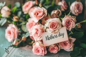 hermosa rosado Rosa ramo de flores con un de la madre día saludo tarjeta foto