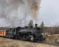 Clásico vapor tren ondulante fumar y vapor como eso se mueve mediante el montañas. foto