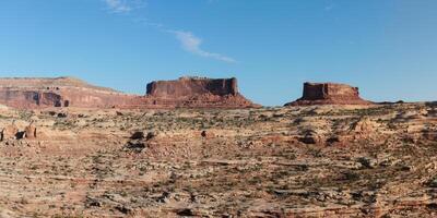 viaje y turismo - escenas de el occidental unido estados rojo rock formaciones cerca Canyonlands nacional parque, Utah.. merrimac butte en izquierda. monitor butte en bien. foto