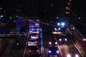 un noche tráfico mermelada a el urbano ciudad calle telefotográfico Disparo foto