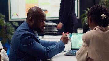 diverse équipe de spécialistes développement entreprise les communications stratégies, travail ensemble à assurer buts et réalisations. directeur et des employés collaborer sur Nouveau projet. caméra un. video