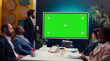 börja team använder sig av grönskärm interaktiv styrelse i en strategi verkstad möte, arbetssätt tillsammans till förbättra deras Kompetens och prestanda. företag anställda förbereda för samarbete. kamera b. video