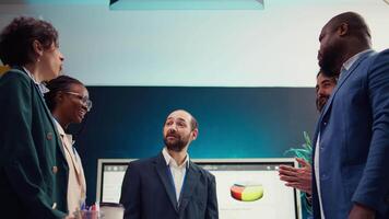 börja team enande händer tillsammans till fira framgångsrik projekt, delta en prestanda recension möte och känsla nöjd med de data resultat. företag anställda Ansluta sig krafter. kamera b. video