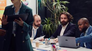 projet directeur partage perspicacité à propos une Nouveau stratégie avec le Nouveau employé, tremblement mains et accueillant sa à le équipe dans conférence chambre. collègues de travail dans une Nouveau louer présentations réunion. caméra un. video