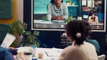 bedrijf partners samenwerken Aan globaal ontwikkeling project via telefoongesprek, bespreken over verschillend manieren van toenemend winst. medewerkers maken strategieën naar verbeteren zakelijke cultuur. camera a. video