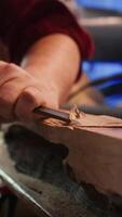 Vertikale Handwerker Carving in Holz mit Meißel und Hammer im Zimmerei Geschäft mit Präzision. Hersteller im Studio Gestaltung hölzern Stücke mit Werkzeug, Herstellung Holz Kunst, Kamera b schließen oben Schuss video