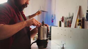 Soldat im Möbel Montage Geschäft Ändern Rotor Teil auf Spindel vermodern Maschinen. Ingenieur im Holzbearbeitung Studio Festsetzung defekt Holz Former, ersetzen beschädigt Komponente, Kamera b video