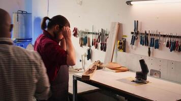 snickare väljer kvalitet trä material, säkerställa de justera med projekt krav. möbelsnickare håller på med kvalitet försäkran på virke blockera i möbel montering affär, kamera b video