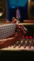 verticale qualificato artista cantando su il suo chitarra e registrazione melodie per un' futuro canzone, Lavorando su nuovo album nel controllo camera a studio. musicista compositore la creazione di un' nuovo traccia su strumento. telecamera b. video