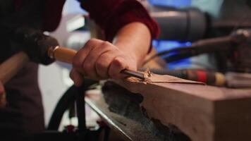 Handwerker Carving in Holz mit Meißel und Hammer im Zimmerei Geschäft mit Präzision. Hersteller im Studio Gestaltung hölzern Stücke mit Werkzeug, Herstellung Holz Kunst, Kamera b schließen oben Schuss video