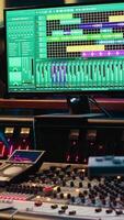 verticaal leeg controle kamer professioneel studio gebruikt in muziek- opname industrie, menging troosten en post productie apparatuur. geluiddicht ruimte met daw software, faders en audio bewerken hulpmiddelen. video