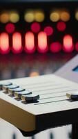 verticaal audio ingenieur werken met menging troosten en gemotoriseerd faders in controle kamer naar creëren muziek- Bij professioneel opname studio. technicus producent bewerken opnames in geluiddicht ruimte. camera a. video