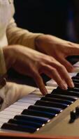 verticale cantante esecutore la creazione di un' canzone su pianoforte midi controllore nel studio, registrazione Appunti su elettronico tastiera del computer. artista musicista comporre e producendo brani con tecnico. telecamera un. video