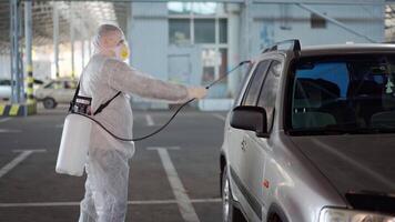 uma homem dentro uma branco protetora terno é pulverização uma desinfetante video