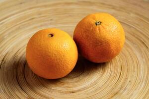 naranja en hermoso de madera bandeja tendido lado por lado foto