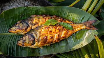 parte superior ver de A la parrilla pescado en plátano hoja foto