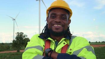 retrato de inteligente ingeniero con protector casco a eléctrico turbinas campo video