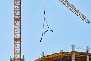 grúa de construcción trabajando en un complejo de edificios foto