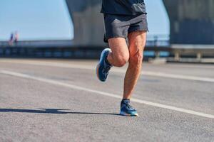 atlético hombre trotar en ropa de deporte en ciudad la carretera foto