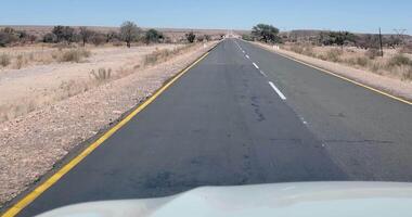 en un autopista en Namibia tomado desde un coche mientras conducción video