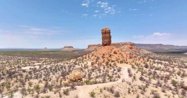 Drohne Flug gegenüber das berühmt Vingerklip Felsen Nadel im Nord Namibia während das Tag video