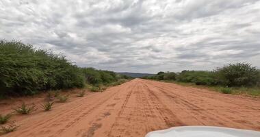 do uma quatro rodas dirigir sobre uma arenoso rastrear dentro a direção do viagem video