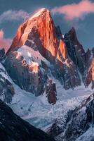 cubierto de nieve alto montaña debajo nublado cielo foto