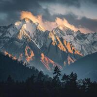 cubierto de nieve montañas y nubes foto