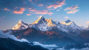 majestuoso montaña rango y nubes foto