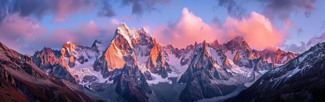 cubierto de nieve montaña rango debajo nublado cielo foto