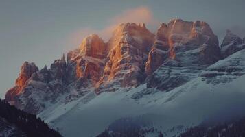 cubierto de nieve montaña con nubes foto