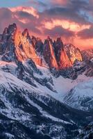 cubierto de nieve montaña rango debajo nublado cielo foto