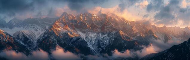 cubierto de nieve montaña debajo nublado cielo foto