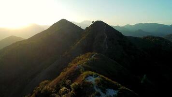 aéreo Visão do a montanha alcance às pôr do sol. fresco e limpar \ limpo ar. natureza. video