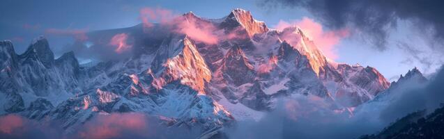 majestuoso cubierto de nieve montaña debajo nublado cielo foto