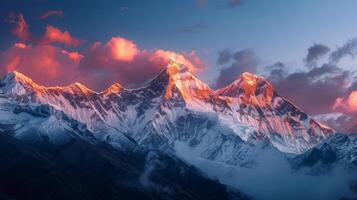 majestuoso montaña rango silueta por puesta de sol foto