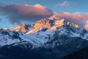 cubierto de nieve montaña debajo nublado cielo foto