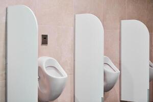 urinario en baño público de hombres foto