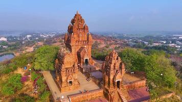 Antenne Aussicht von cham Türme, po klong garai, neunh Thuan Provinz, Vietnam. video