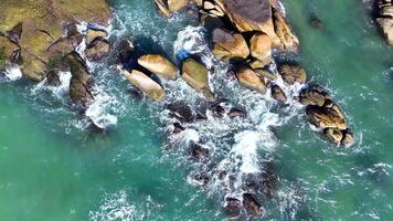 aereo fuco superiore Visualizza di bellissimo onde Crashing su il roccioso isola costa, oceano onde e fantastico. oceano nel Vietnam. video